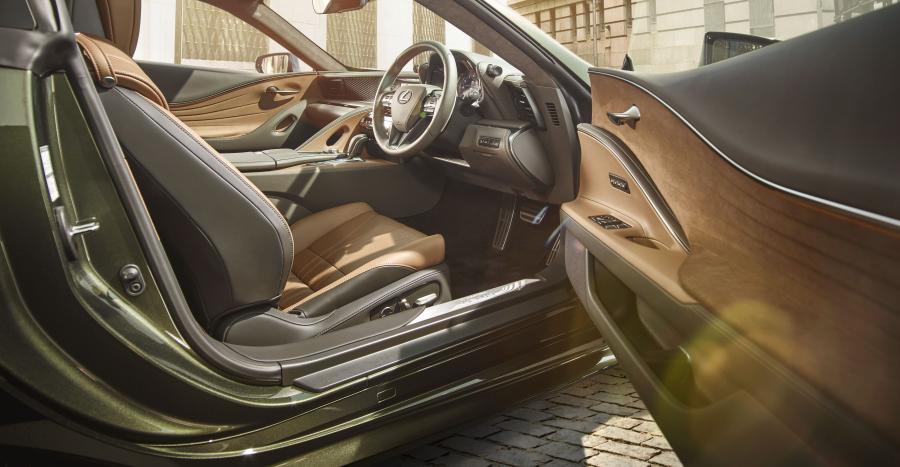Интерьер Lexus LC500h Patina Elegance 2019 года  (JP) (фото 2 из 4)